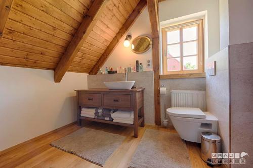 uma casa de banho com um WC branco e um lavatório. em Chalupa U tří zajíců em Albrechtice v Jizerskych horách