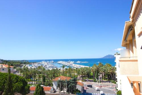 カンヌにあるCannes Croisette - 4 Personnes - Vue merの港の景色を望む建物