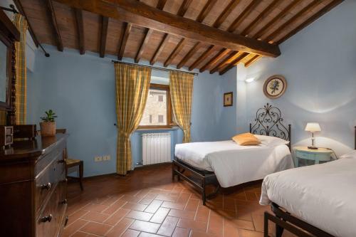 - une chambre avec 2 lits et une fenêtre dans l'établissement Antiche Mura, à Barberino di Val dʼElsa