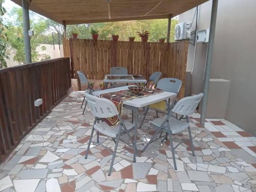 Un balcon sau o terasă la Rosewood Safari Cottages