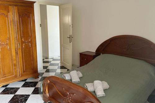 sypialnia z zielonym łóżkiem i ręcznikami w obiekcie Beautiful Sea View Apartment in Tangier w mieście Tanger