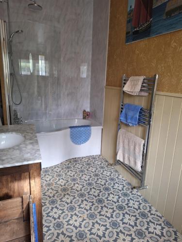 Ένα μπάνιο στο Private Suite at Llanddinog House near Solva