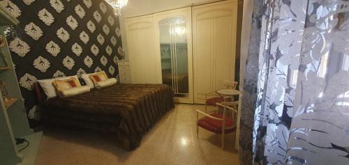 a bedroom with a bed and a window at VIBE SPOLETO, Stazione a 150 mt, parcheggio gratuito in Spoleto