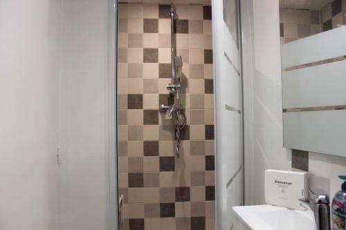 een douche in een badkamer met een wastafel bij Studio cosy et chaleureux in Royat
