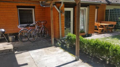 una bicicleta estacionada en el porche de una casa en Ferienwohnung Am Wald, en Michendorf