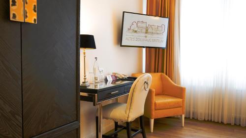 a hotel room with a desk and a chair at Altes Zollhaus in Rinteln