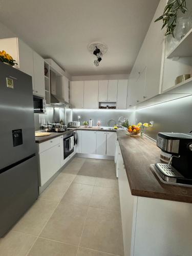 Dapur atau dapur kecil di Kakavanen’s Sea View apartment