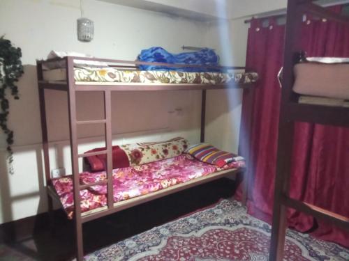 Postel nebo postele na pokoji v ubytování Benus Darjeeling Home A Backpacker Hub