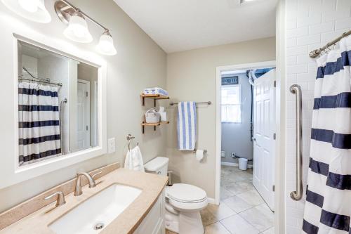 uma casa de banho com um lavatório e um WC em Shelbyville Lakefront Home with Furnished Patio! em Shelbyville