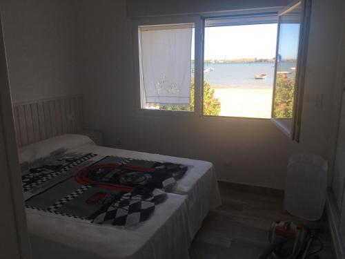 Ένα ή περισσότερα κρεβάτια σε δωμάτιο στο Chalet sobre la playa ,