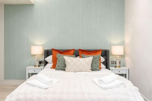 哈羅蓋特的住宿－Charming Granby Flat，一间卧室配有一张带枕头的床和两盏灯。