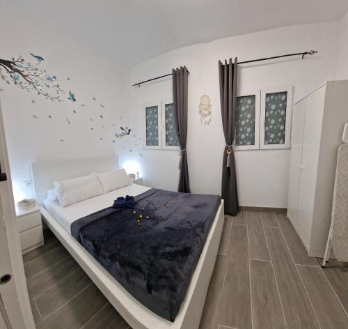Un dormitorio con una cama con una manta azul. en Barcelona, apartamento de 1 habitación, en Hospitalet de Llobregat