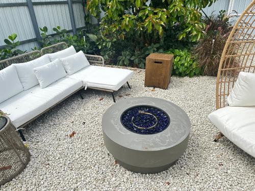 um pátio com um sofá, uma mesa e cadeiras em Casa Fortim Studio + private + large patio em Miami