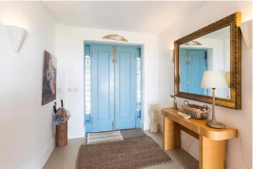 ein Ankleidezimmer mit einer blauen Tür und einem Spiegel in der Unterkunft Captivating 7-Bed House in Bristol in Bristol
