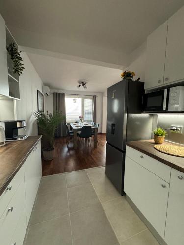Dapur atau dapur kecil di Kakavanen’s Sea View apartment