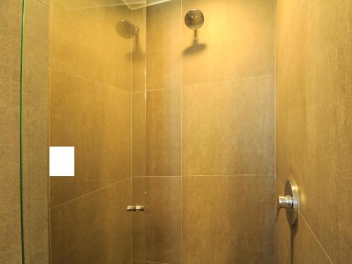 baño con ducha y puerta de cristal en Tribu Lafayette, en Guadalajara