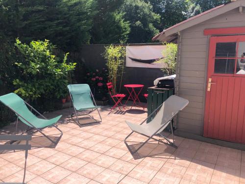 un groupe de chaises assises sur une terrasse dans l'établissement Appartement Duplex dans vieille maison Basque, à Urrugne