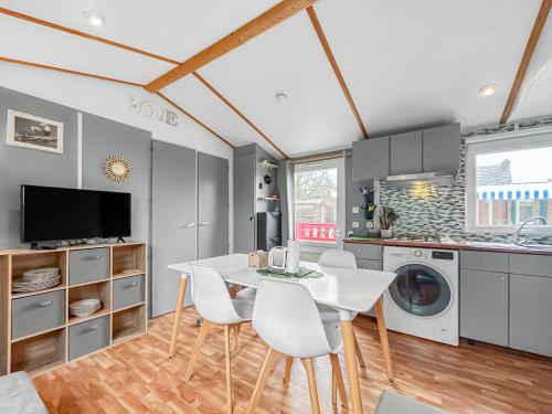 - une cuisine avec une table blanche et des chaises blanches dans l'établissement N102 Mobil Home Charmant à Sarlat, à Sarlat-la-Canéda