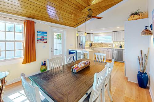 a kitchen and dining room with a table and chairs at Paradise on Packer in Key West