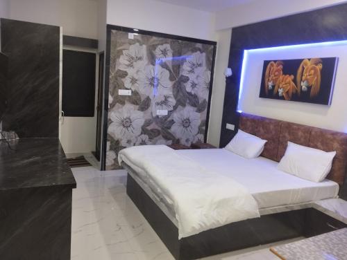 Schlafzimmer mit einem Kingsize-Bett und einer Dusche in der Unterkunft Hotel anand shree in Hoshangābād