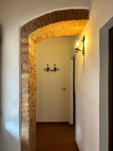 a hallway with an archway with two bikes on the wall at Agriturismo Casalpiano in Pienza