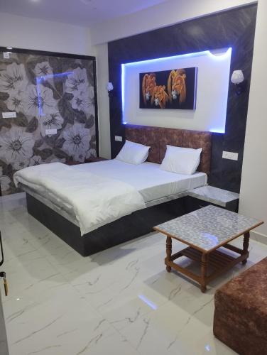 sypialnia z łóżkiem i stołem w obiekcie Hotel anand shree w mieście Hoshangābād