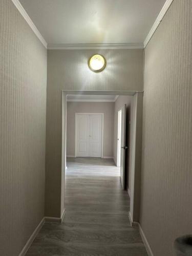un pasillo vacío con una luz en el techo en Элитная 2-х комнатная квартира, en Shymkent