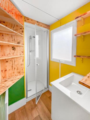 une salle de bain avec douche et lavabo dans l'établissement N102 Mobil Home Charmant à Sarlat, à Sarlat-la-Canéda
