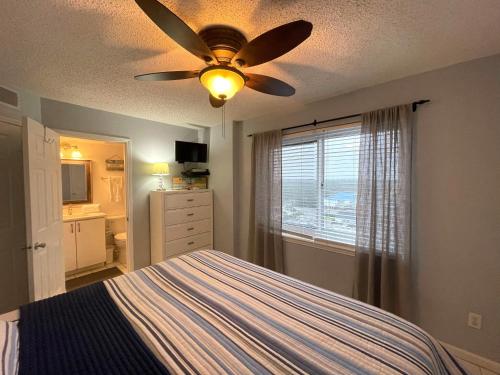 1 dormitorio con 1 cama y ventilador de techo en Tradewinds 908, en Orange Beach