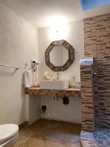uma casa de banho com um lavatório e um espelho em LA ERMITA "Antigua casa de Cantinflas" em San Miguel de Allende