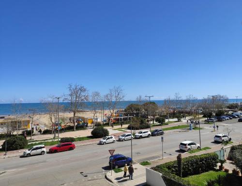 une rue avec des voitures garées dans un parking dans l'établissement GArt Riviera B&B, à Pescara