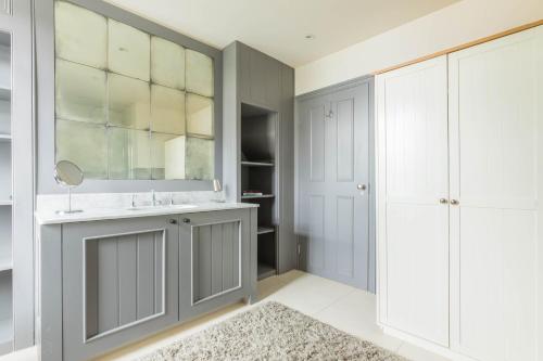 een badkamer met een wastafel en een spiegel bij White Cottage in Whitstable