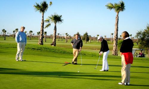 un grupo de personas jugando al golf en un campo de golf en Apartamentos Atlantico by OA en Albufeira