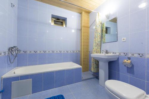 een blauwe badkamer met een toilet en een wastafel bij Porso Boutique Hotel in Bukhara