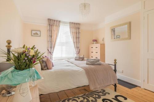 a bedroom with a bed and a window at Jubilee Cottage in Whitstable
