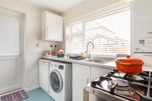 Dapur atau dapur kecil di Six By The Sea