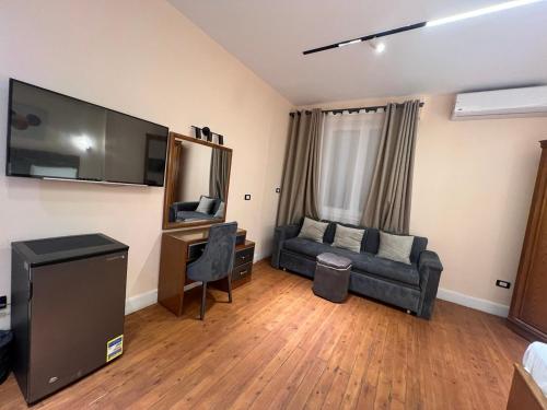 ein Wohnzimmer mit einem Sofa und einem TV in der Unterkunft Space Hostel in Kairo