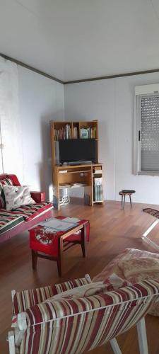 uma sala de estar com um sofá e uma mesa em casa cha em Salto