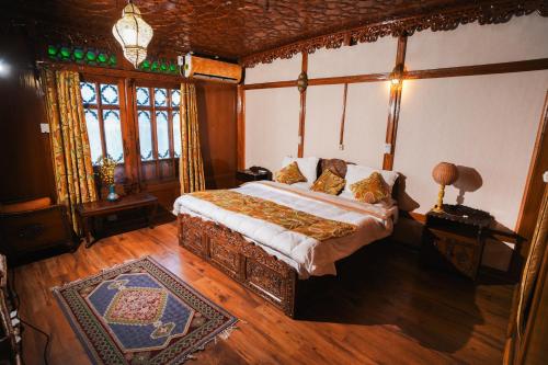 Säng eller sängar i ett rum på Naaz Kashmir Houseboat