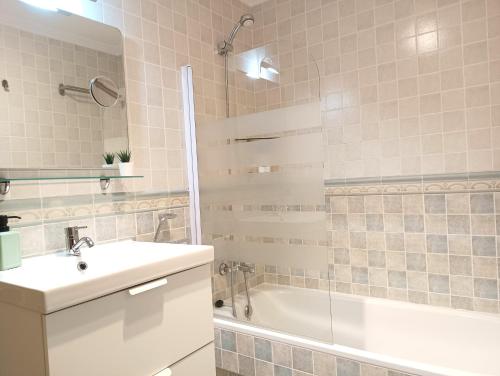 een badkamer met een wastafel, een bad en een douche bij Combarro Hills in Combarro