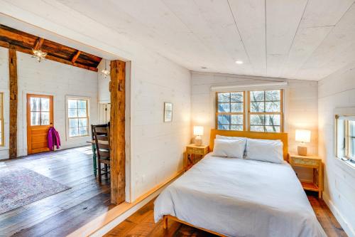 ein Schlafzimmer mit einem Bett in einem Zimmer in der Unterkunft Catskills Cabin on Wooded 100 Acres with Lake in West Coxsackie