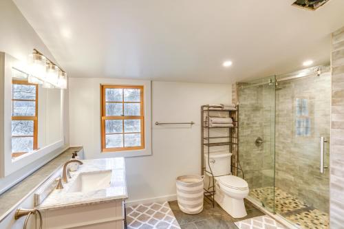 uma casa de banho com um chuveiro, um WC e um lavatório. em Catskills Cabin on Wooded 100 Acres with Lake em West Coxsackie