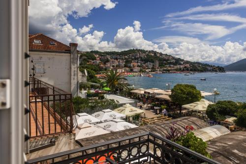 Zdjęcie z galerii obiektu Kezman Apartment w mieście Herceg Novi