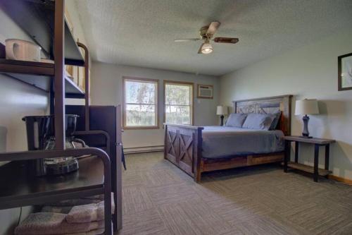 - une chambre avec un lit et un ventilateur de plafond dans l'établissement Spitzer Lake Escape to a Studio Style Cottage, à Clitherall