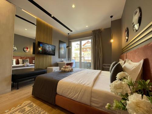 sypialnia z dużym łóżkiem i salonem w obiekcie Retreat Apartments w Tiranie
