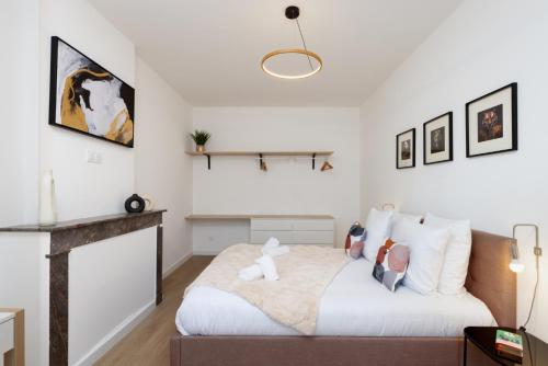 un dormitorio con una cama y un sofá en MarQue Néo Art, en Carcassonne