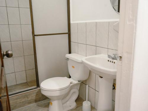 een badkamer met een toilet en een wastafel bij Suite departamento al pie de la playas con Aire acondicionado in Playas
