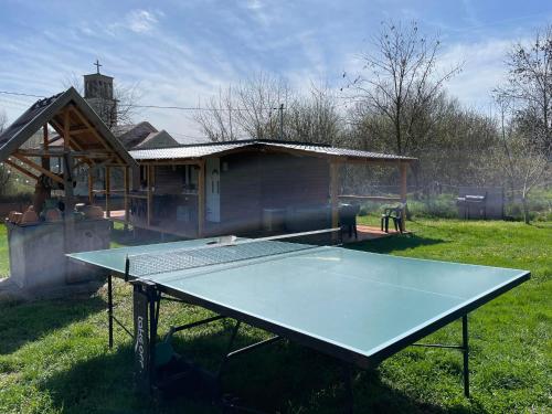 Stolní tenis v ubytování Hetedhét Csillag Apartmanház nebo okolí