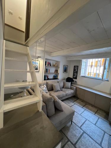 a living room with a couch and a living room at Casa del Pescatore in Monterosso al Mare