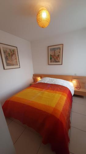 Ένα ή περισσότερα κρεβάτια σε δωμάτιο στο LES PALUDIERS Appartement 2 chambres centre-ville